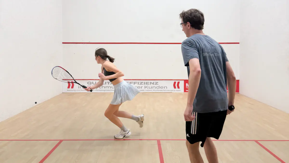 Two players on a squash court at Parkclub Nymphenburg